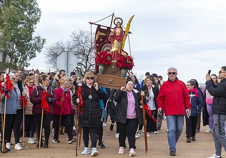 Medio millar de peregrinos renuevan su fe en Santa Eulalia en la caminata de 22 kilómetros hacia Mérida